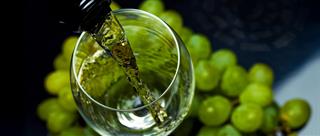 How to Serve Wine at the Table: Temperature, Glasses, and the Details That Matter